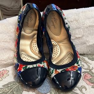 Like new Dexflex navy and floral flats. Super cute 7.5